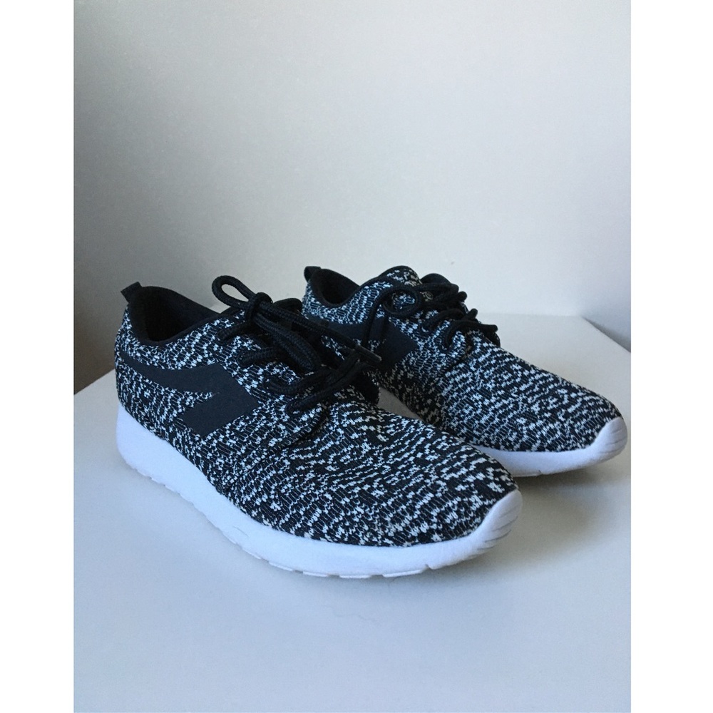 MOVMT womens black and white cloth Sneakers size 7.5